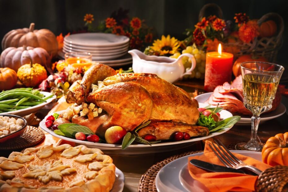 Mesa servida com as principais comidas típicas do dia de Ação de Graças nos Estados Unidos